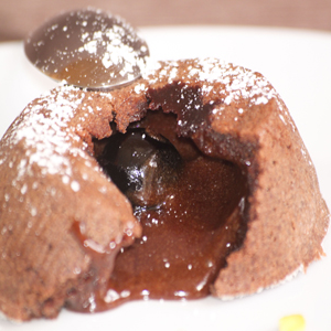 Royal chocolat aux cerises Amarena, dentelle au grué de cacao et jus Amarena