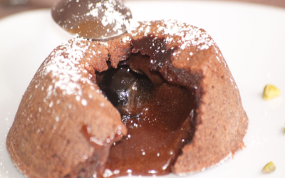 Royal chocolat aux cerises Amarena, dentelle au grué de cacao et jus Amarena